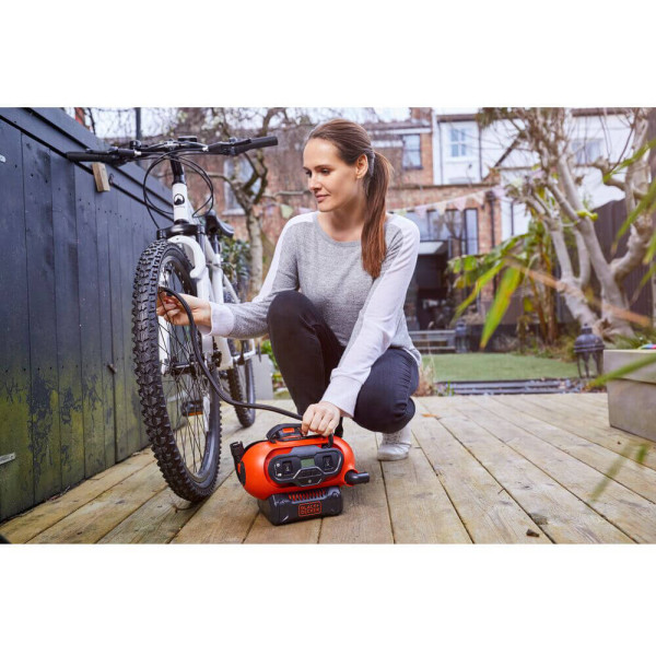 Компресор автомобільний акумуляторний BLACK+DECKER BDCINF18N Компресор автомобільний акумуляторний BLACK+DECKER BDCINF18N