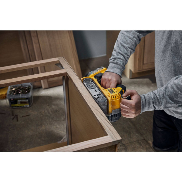 Шліфмашина стрічкова акумуляторна безщіткова DeWALT DCW220N Шліфмашина стрічкова акумуляторна безщіткова DeWALT DCW220N