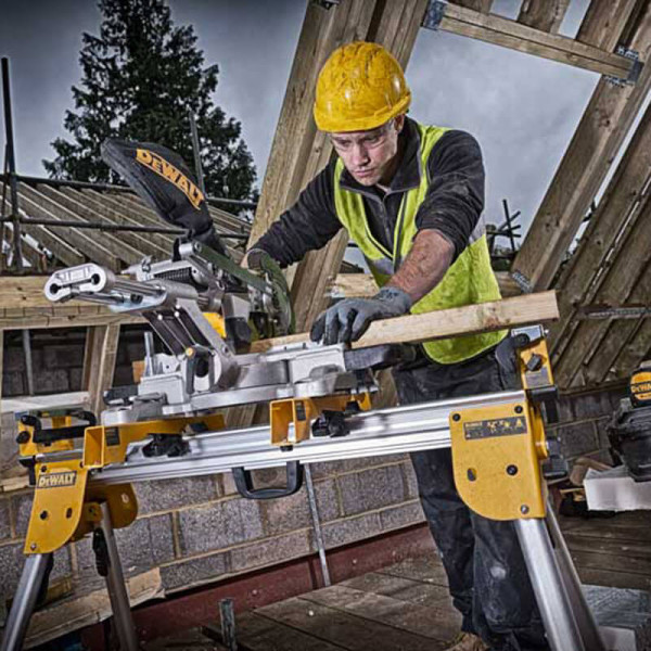 Пила торцовочная аккумуляторная DeWALT DCS365N Пила торцовочная аккумуляторная DeWALT DCS365N