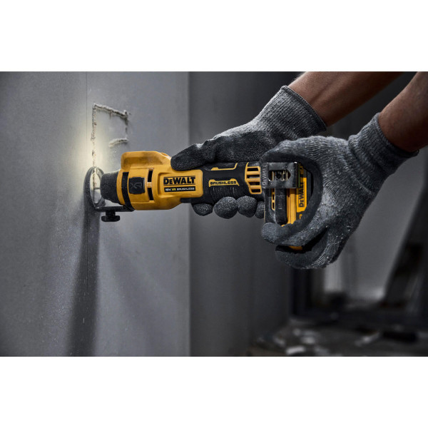 Фрезер аккумуляторный для вырезания гипсокартона DeWALT DCE555N Фрезер аккумуляторный для вырезания гипсокартона DeWALT DCE555N