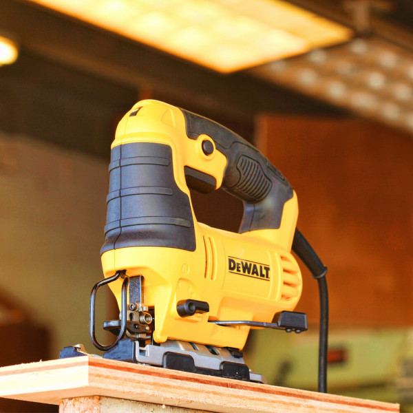 Пилка лобзикова мережева DeWALT DWE349 Пилка лобзикова мережева DeWALT DWE349