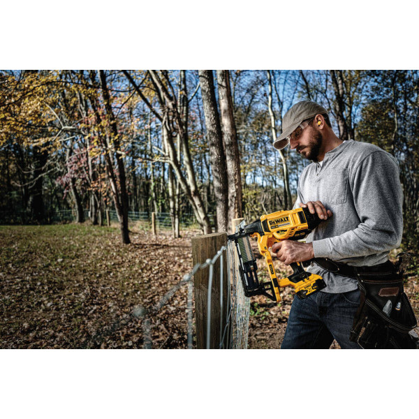 Степлер скобозабивной аккумуляторный бесщеточный DeWALT DCFS950P2 Степлер скобозабивной аккумуляторный бесщеточный DeWALT DCFS950P2