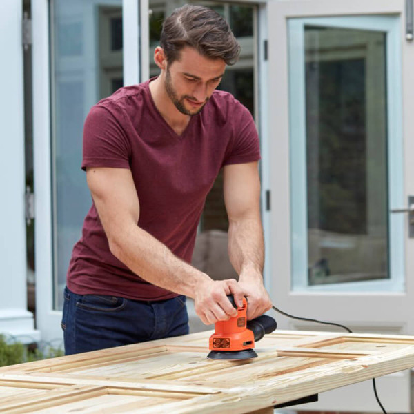 Шліфмашина вібраційна мережева BLACK+DECKER BEW200 Шліфмашина вібраційна мережева BLACK+DECKER BEW200