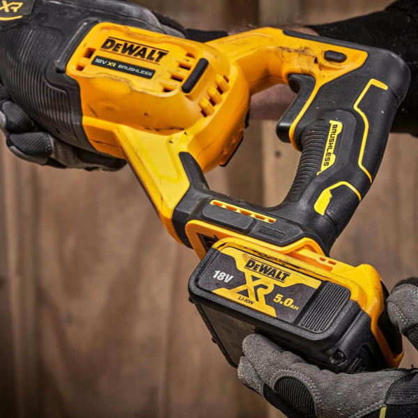 Пила сабельная аккумуляторная DeWALT DCS382N Пила сабельная аккумуляторная DeWALT DCS382N