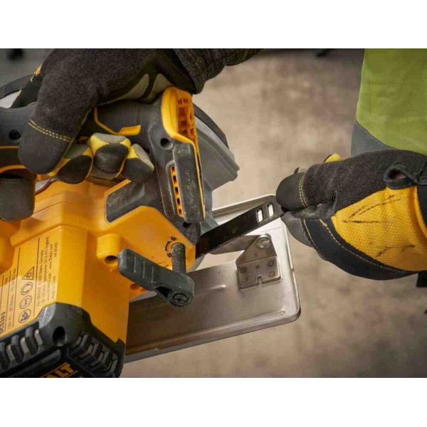 Пилка дискова по металу акумуляторна DeWALT DCS383N Пилка дискова по металу акумуляторна DeWALT DCS383N