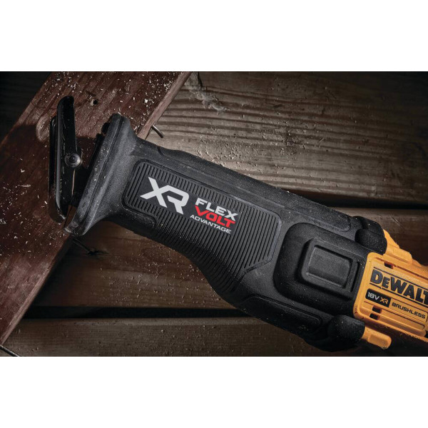 Пила сабельная аккумуляторная DeWALT DCS386NT Пила сабельная аккумуляторная DeWALT DCS386NT