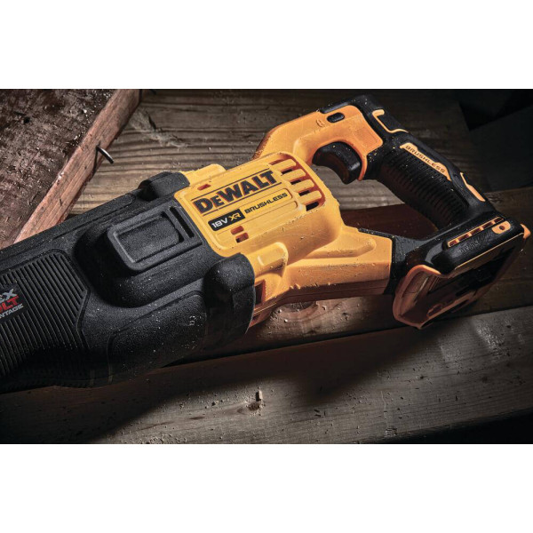 Пила сабельная аккумуляторная DeWALT DCS386NT Пила сабельная аккумуляторная DeWALT DCS386NT