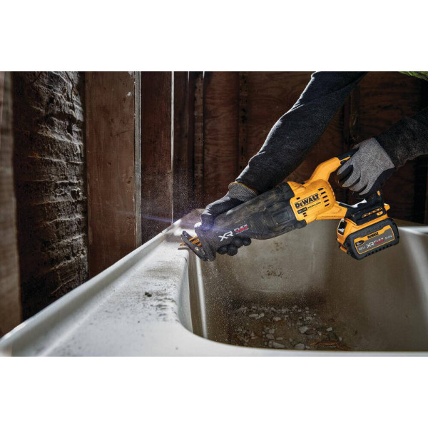 Пила сабельная аккумуляторная DeWALT DCS386NT Пила сабельная аккумуляторная DeWALT DCS386NT