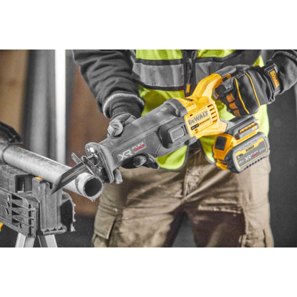 Пила сабельная аккумуляторная DeWALT DCS386NT Пила сабельная аккумуляторная DeWALT DCS386NT