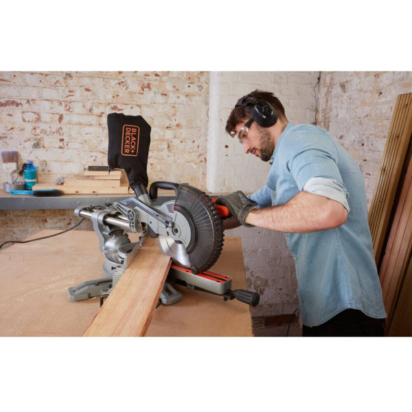 Пила торцовочная сетевая BLACK+DECKER BES700 Пила торцовочная сетевая BLACK+DECKER BES700